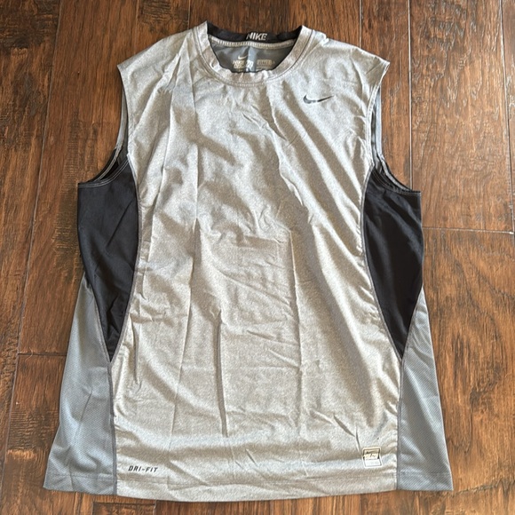 ☘️4 Compression/Fitted Workout Tops - Picture 8 of 10